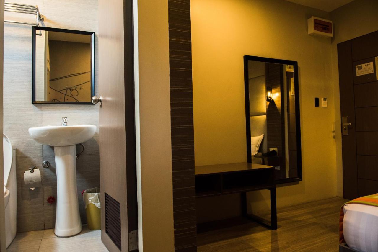 Dy Viajero Transient Hotel Нага Екстериор снимка